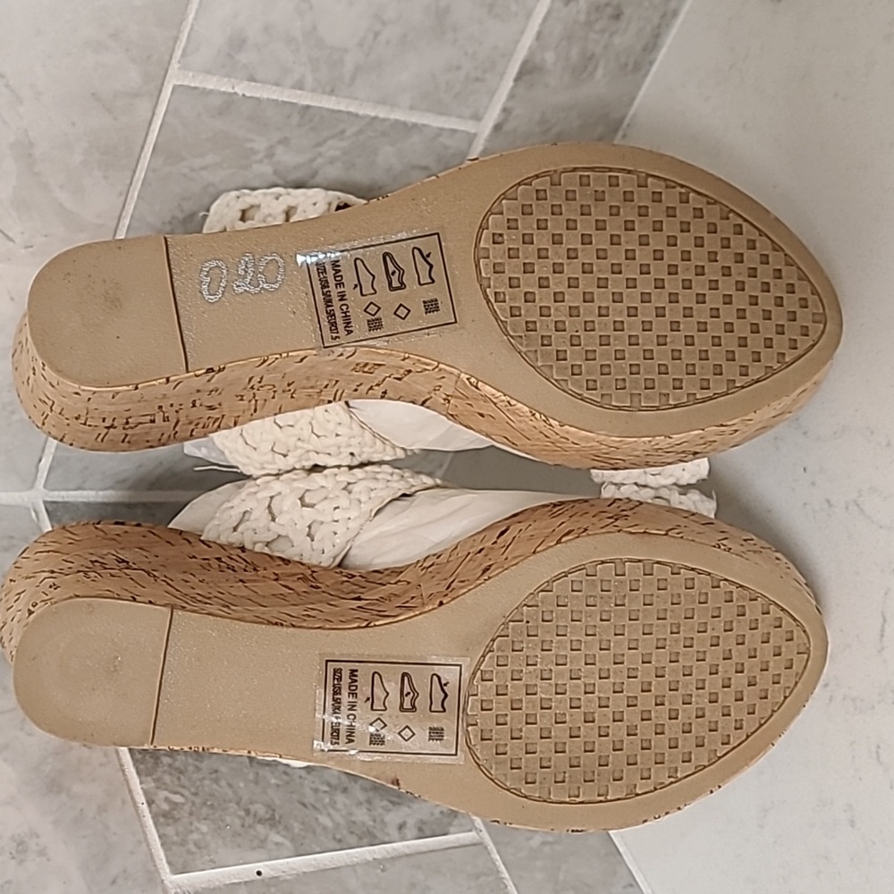 Qupid tan & white wedge 6.5 - Picture 2 of 4